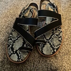 Crown Vintage Women's Leather Aaliya Sandals With Toe Ring, Size 8.5
